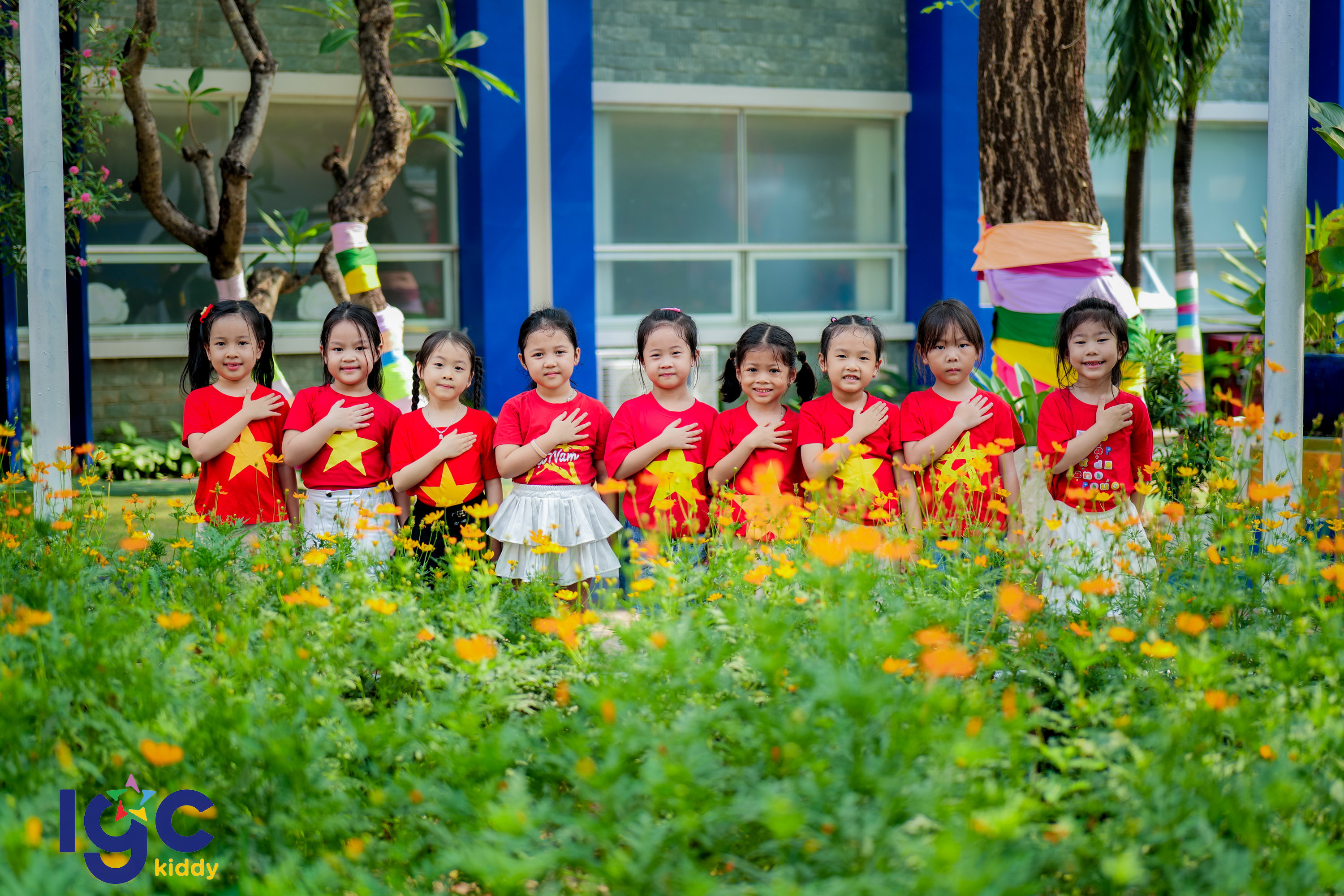 CÙNG CON LỚN LÊN TRONG NIỀM TỰ HÀO DÂN TỘC