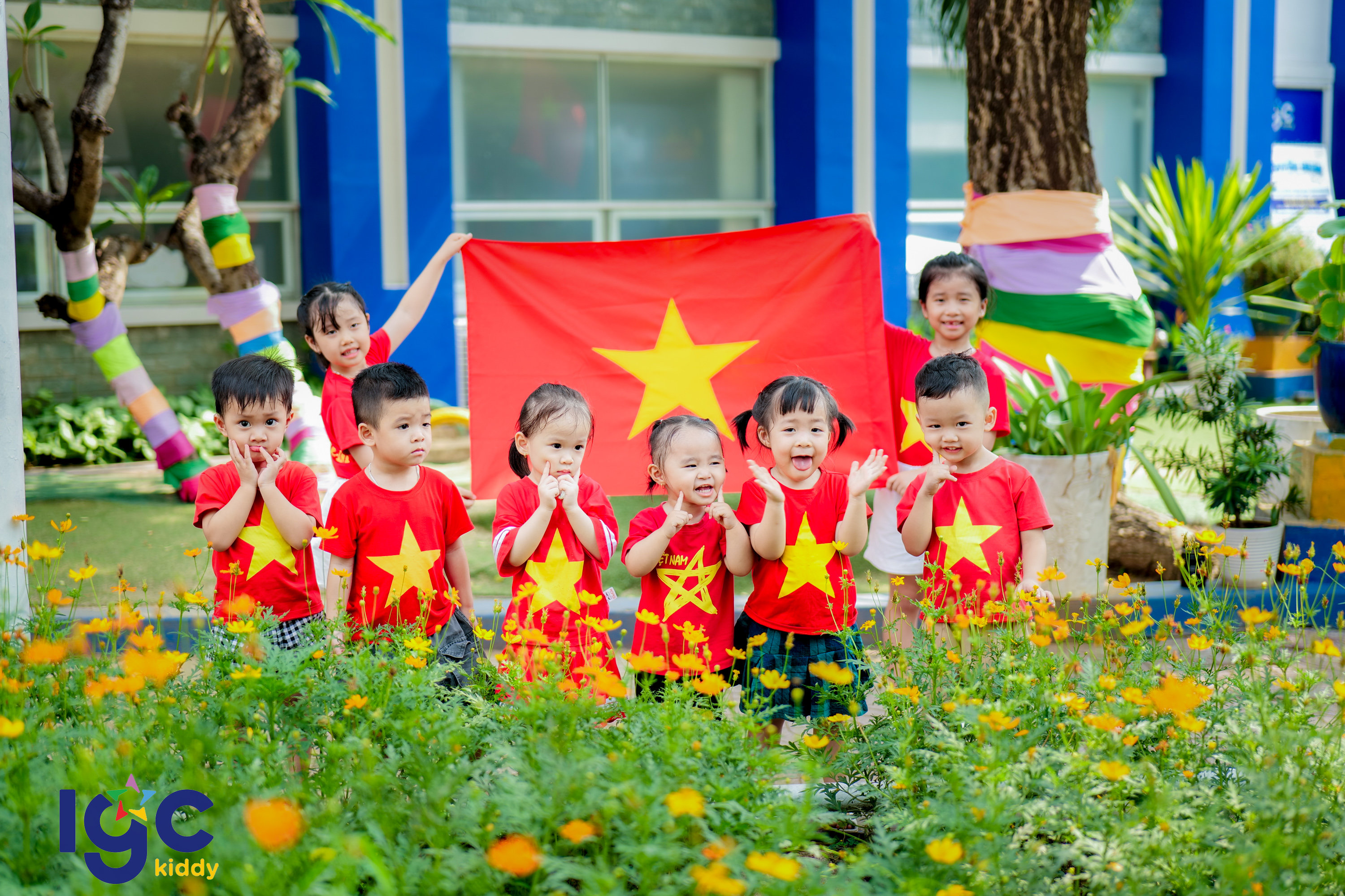 CÙNG CON LỚN LÊN TRONG NIỀM TỰ HÀO DÂN TỘC