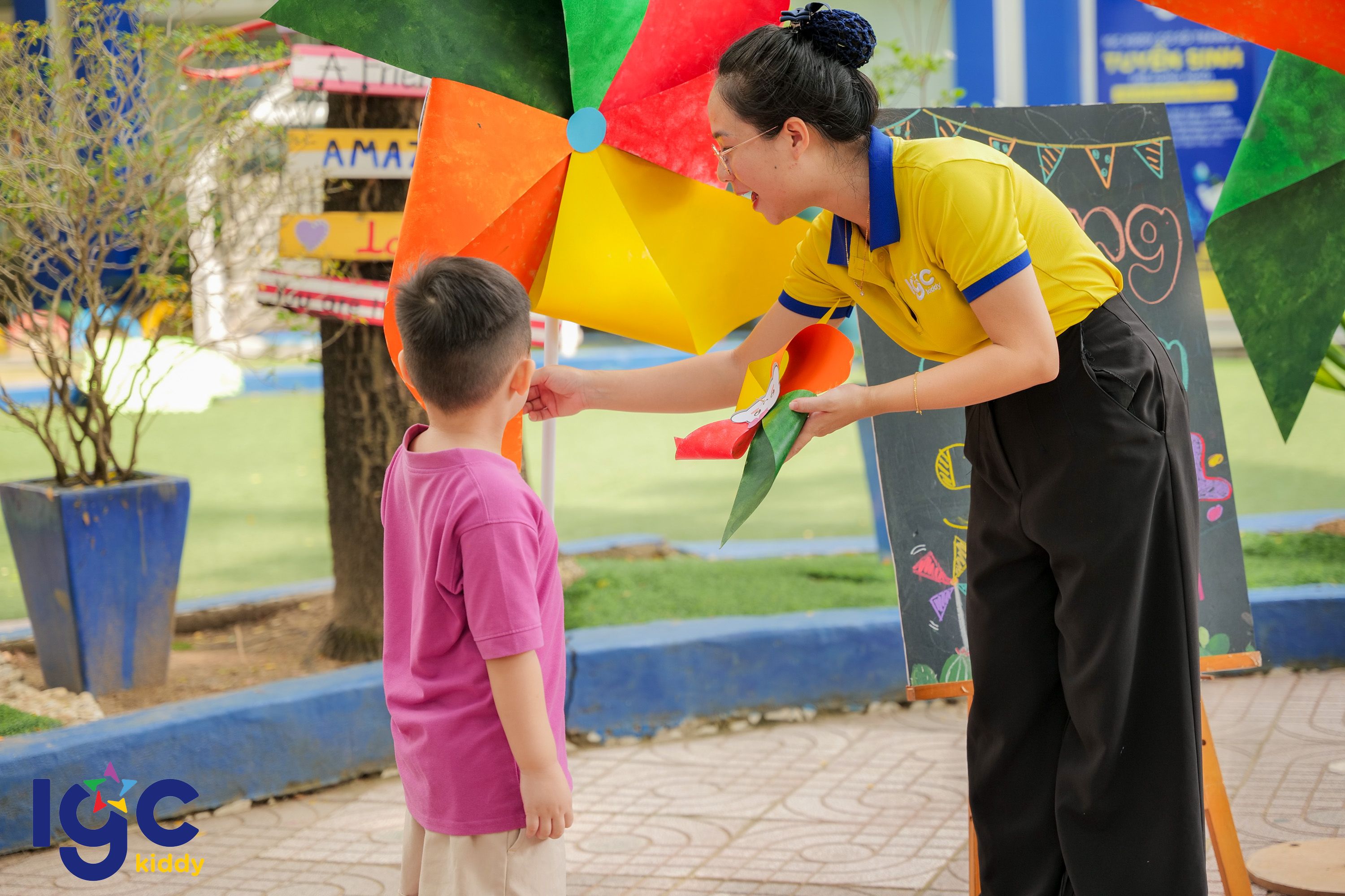 1. Đón bé vào lớp