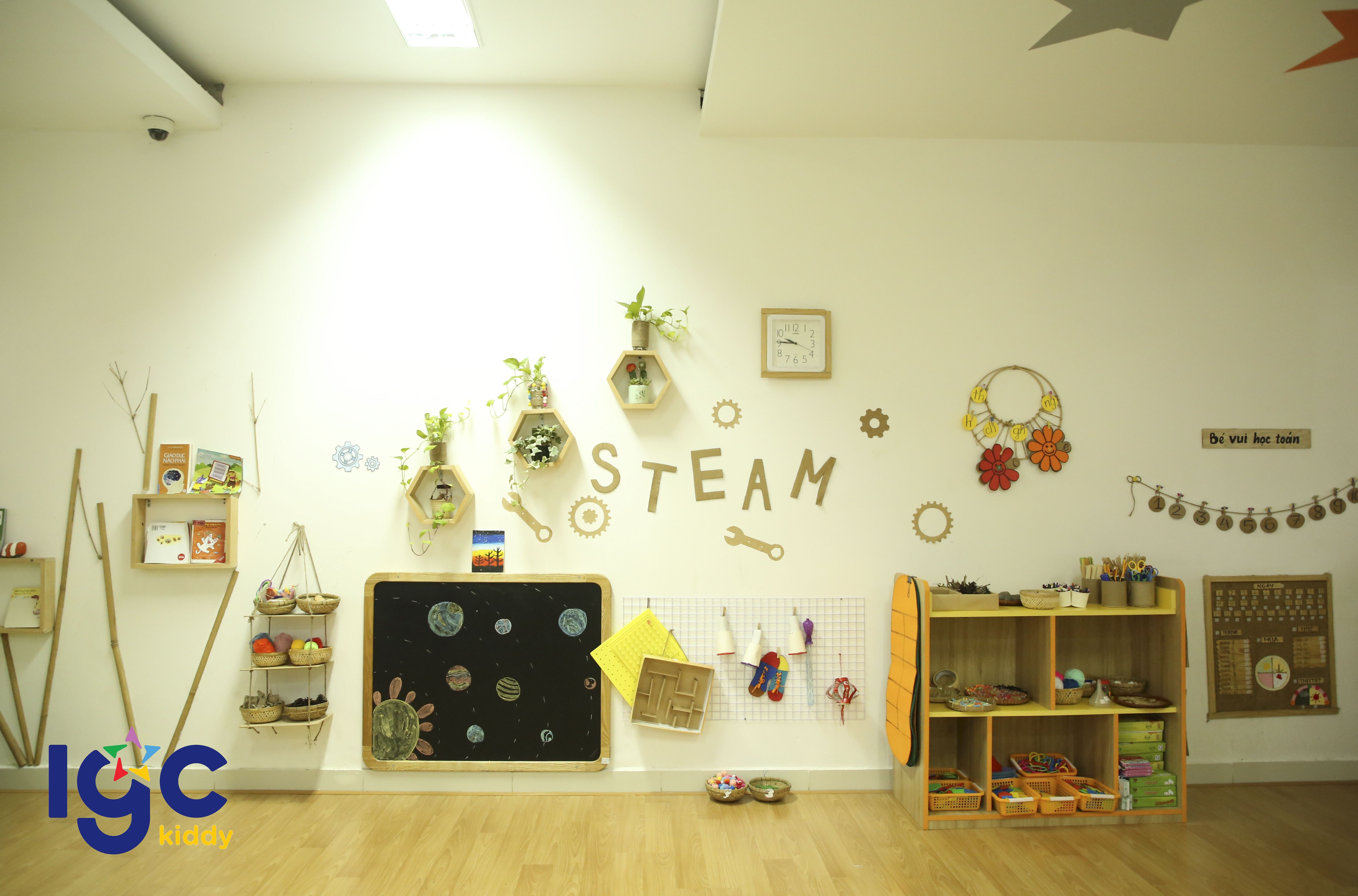 THAY MÀU ÁO MỚI CHO LỚP HỌC