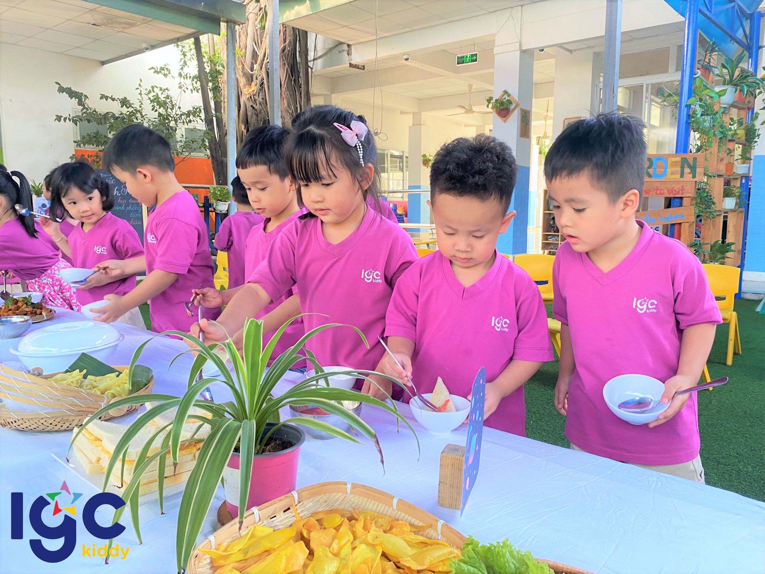 BỮA TIỆC HẠNH PHÚC